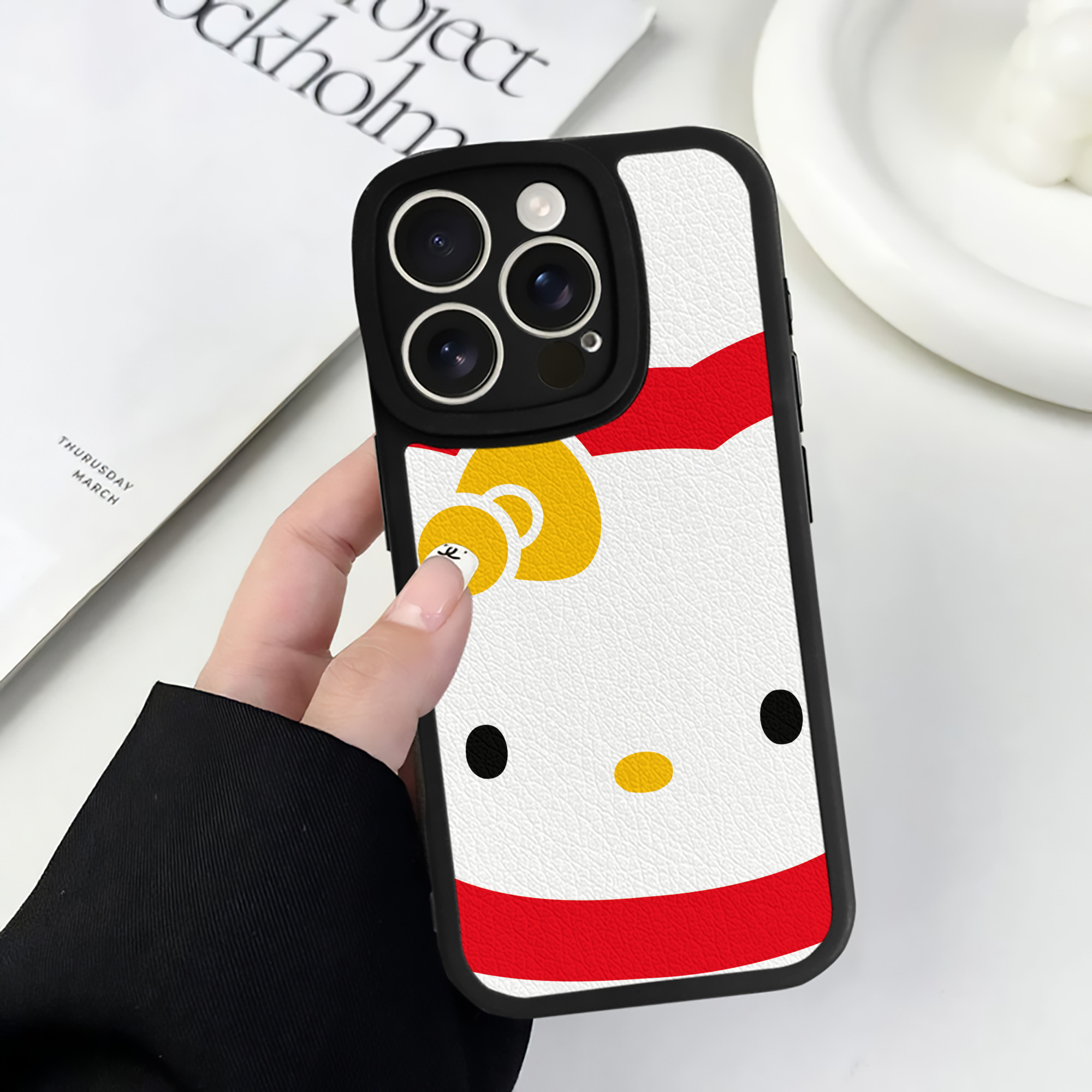 （画像用） Hello Kitty ハローキティ 【iPhone 16シリーズ対応】シリコンスマホケース（レザー調） 材質：シリコン